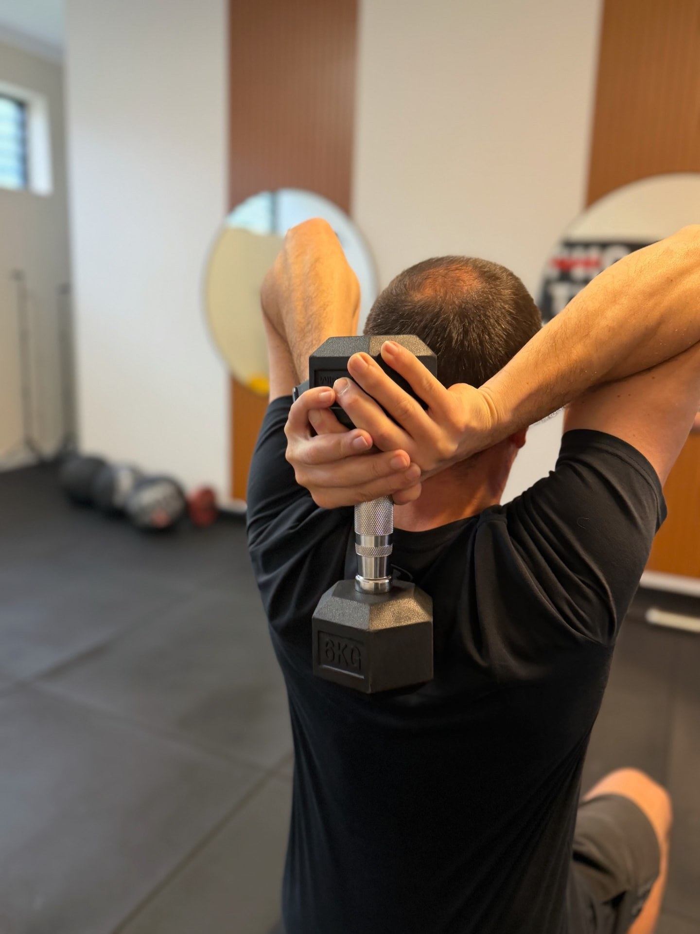 Treino de tríceps com halter no estúdio SAL Personal Training