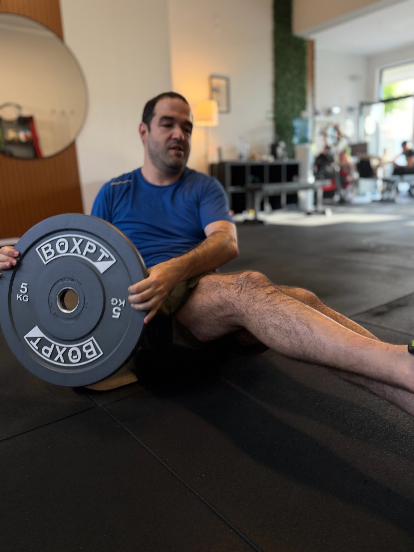 Exercício de core com anilha BOXPT no treino personalizado
